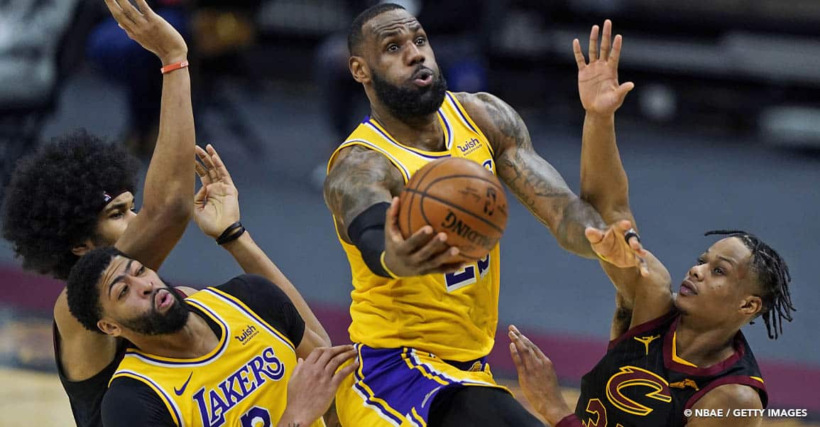 LeBron James met un coup de pression déguisé aux Lakers