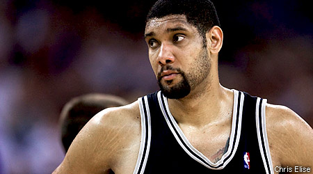 Tim Duncan (19 & 11) en promenade de santé face à Phoenix