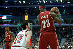 La défense solide de Kirk Hinrich sur LeBron James