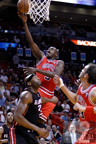 Les Bulls ne traderont pas Luol Deng… enfin pas pour l’instant