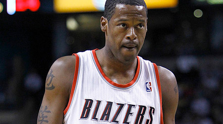 Trois équipes suivent Marcus Camby de près