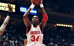 Hakeem Olajuwon de retour aux Rockets pour travailler avec Dwight Howard