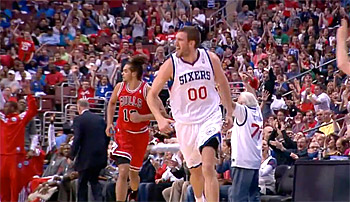 Spencer Hawes (24 pts,10 rbds) et les Sixers stoppent Brooklyn