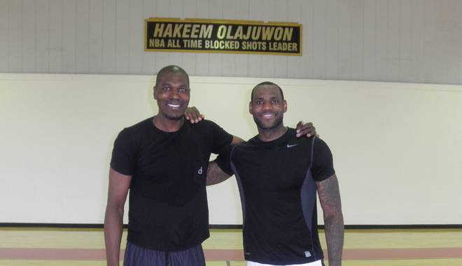 Quand Hakeem Olajuwon jouait les profs pour LeBron, Kobe and co