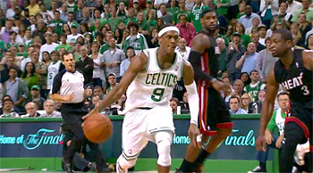 Rajon Rondo passe devant John Stockton