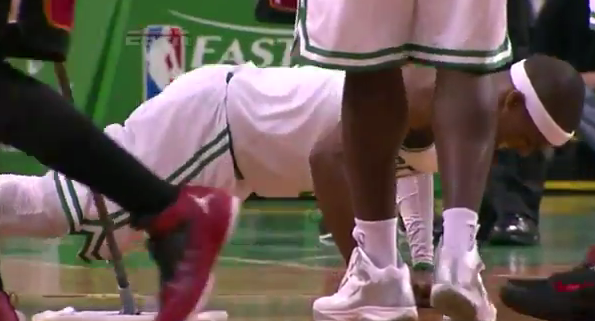 Rajon Rondo fait des pompes sur le parquet