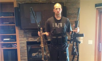 Pas malin : Chris Kaman pose avec 2 fusils et soutient le NRA