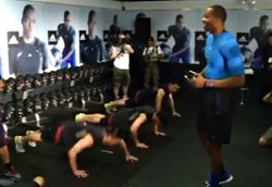 Dwight Howard joue les préparateurs physique en Chine