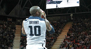 Kobe Bryant n’a rien perdu de son jump : double-pump en reverse !