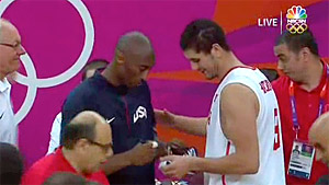 Un joueur tunisien demande à Kobe Bryant de signer un autographe sur sa chaussure
