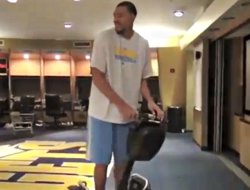 JaVale McGee ne lâche plus son segway… même dans les vestiaires