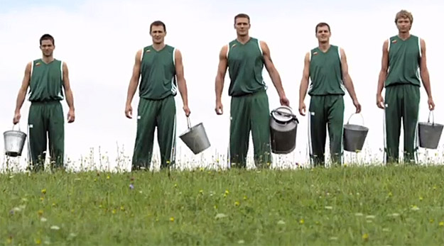 Les joueurs de Zalgiris dans une pub pour le lait