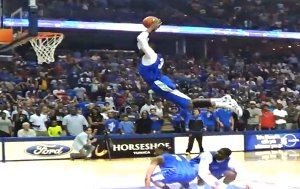 DJ Stephens claque deux énormes dunks à Midnight Madness