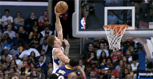 POSTER : Blake Griffin escalade les 213 cm de Robert Sacre