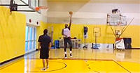 Vidéo : LeBron James bosse son sky hook