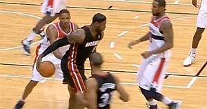 LeBron James met 2 défenseurs dans le vent sur une feinte