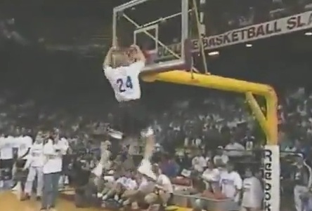 ABUSÉ : Calvin Talford martyrise le cercle avec la tête à l’arceau