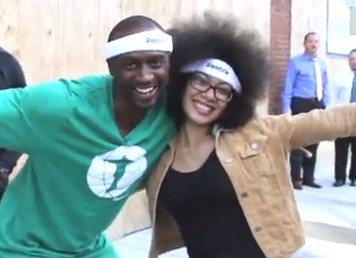 Vidéo : Jason Terry distribue des bandeaux aux fans de Boston