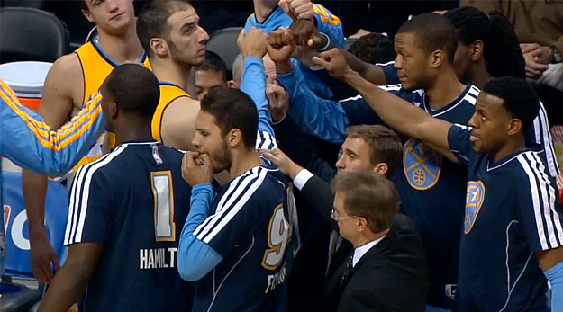 Kosta Koufos (22 pts, 10 rbds) permet à Denver d’aligner une 9ème victoire d’affilée