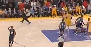 Craquage : l’arbitre Joey Crawford s’enflamme et improvise une « petite danse »