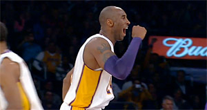 Dwight Howard (23 et 18) et les Lakers se relancent face aux Kings