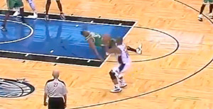 Aïe ! Jameer Nelson casse les chevilles de Paul Pierce et l’envoie au tapis