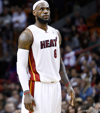 Miami enfonce Charlotte, LeBron James encore facile (27 pts, 12 rbds, 8 pds)