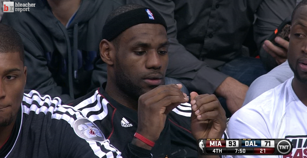 LeBron James se fait les ongles sur le banc du Heat