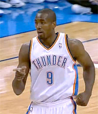 Serge Ibaka soutenu par ses coéquipiers pour retrouver son tir