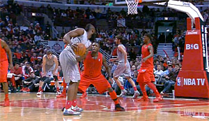 Omer Asik (20 pts et 18 rbds) et Houston explosent Chicago