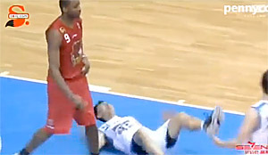 Tracy McGrady craque et balance un coup de coude à son adversaire