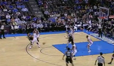 GENIE : Ricky Rubio efface la défense du Thunder avec une passe entre les jambes