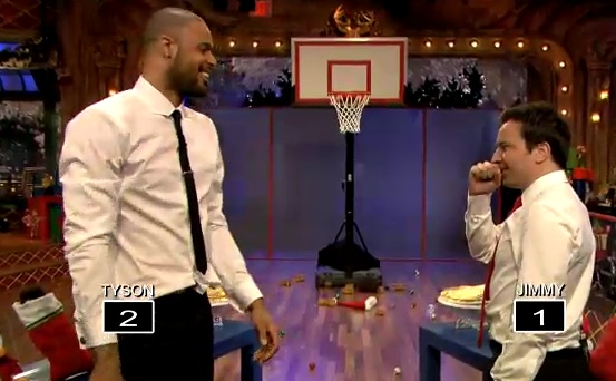 Vidéo : Tyson Chandler remporte un concours à 3-pts chez Jimmy Fallon