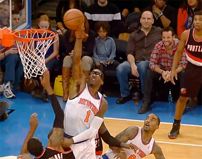 Amar’e Stoudemire se fait manger par Earl Barron à l’entraînement