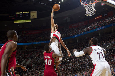 Nicolas Batum décolle et dunke sur toute la défense de Miami