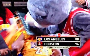 Clutch, la mascotte des Rockets, allume un fan des Lakers avec un gâteau