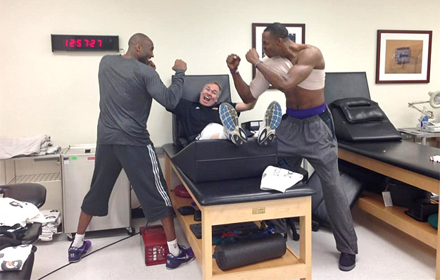 Twitter : Kobe Bryant poste une photo de lui en train de simuler une bagarre avec Howard