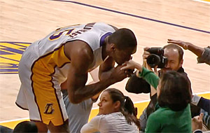 Metta World Peace enchaîne dunk manqué, coup de bol et baise main