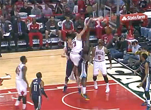 Vidéo : Joakim Noah met un gros poster sur la tête de Zach Randolph