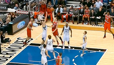 Le poster oublié : Victor Claver dunke méchamment sur Stiemsma