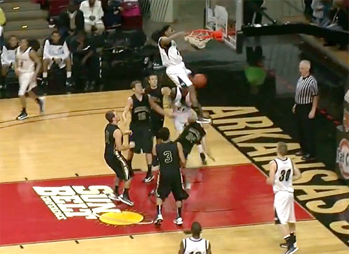 POSTER : Un lycéen blesse un joueur en le postérisant