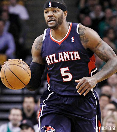 Les Hawks s’imposent au finish à Milwaukee