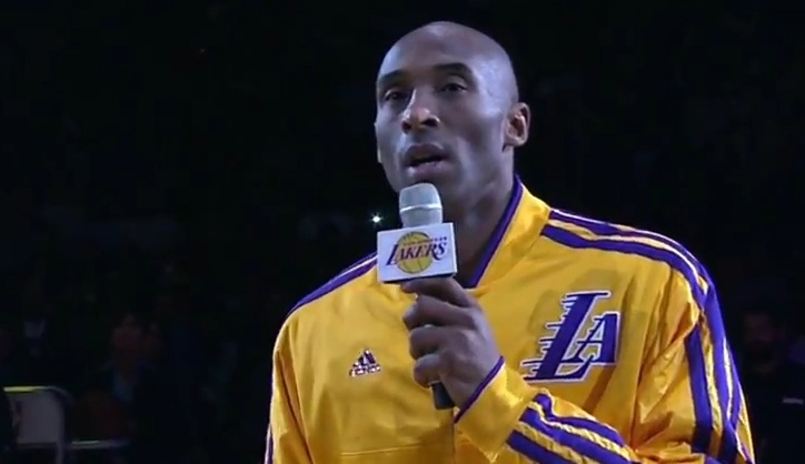 Kobe Bryant et les Lakers rendent hommage à Jerry Buss au Staples Centers