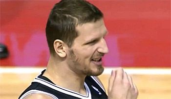 Vidéo : Mirza Teletovic enchaîne trois airballs en 40 secondes