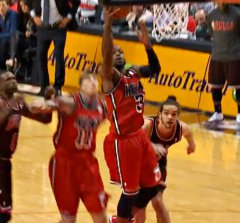 Top 5 : D-Wade fait danser les Bulls avant de leur dunker dessus