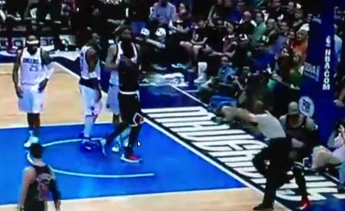 Vidéo : Carlos Boozer met un coup de poing dans les bijoux de famille d’un arbitre