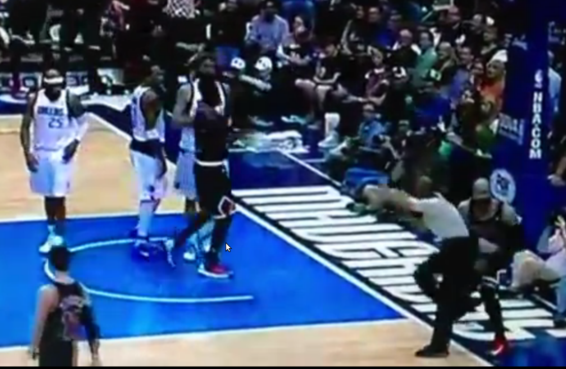 Vidéo : Carlos Boozer met un coup de poing dans les bijoux de famille d’un arbitre