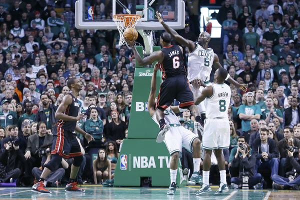 NBA Top 10 : LeBron James, Faried et Barton ÉCRASENT le cercle