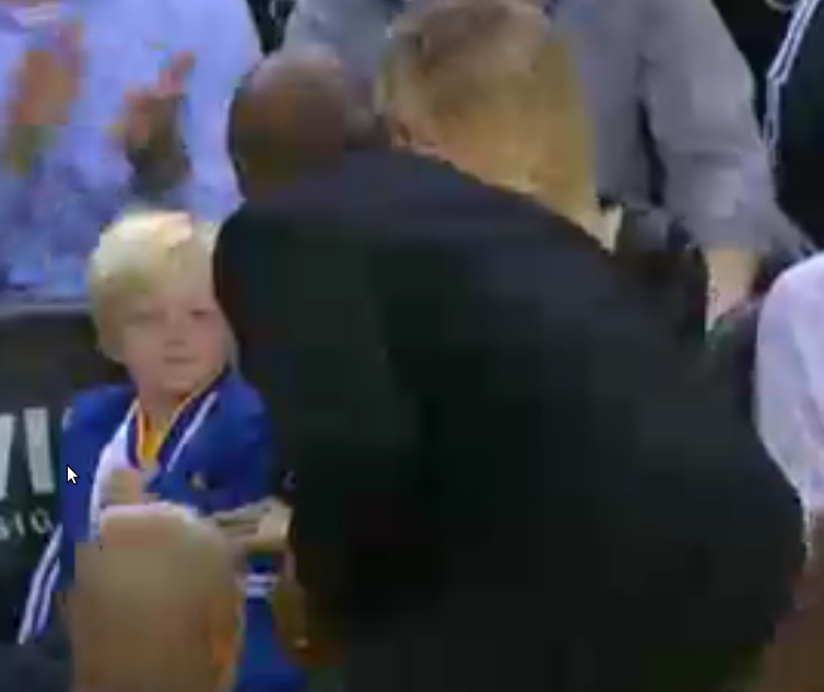 Vidéo : Keith Smart sauve la vie d’un jeune fan au bord du terrain