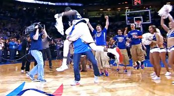 Kevin Durant saute sur un fan du Thunder auteur du tir à 75 000 dollars